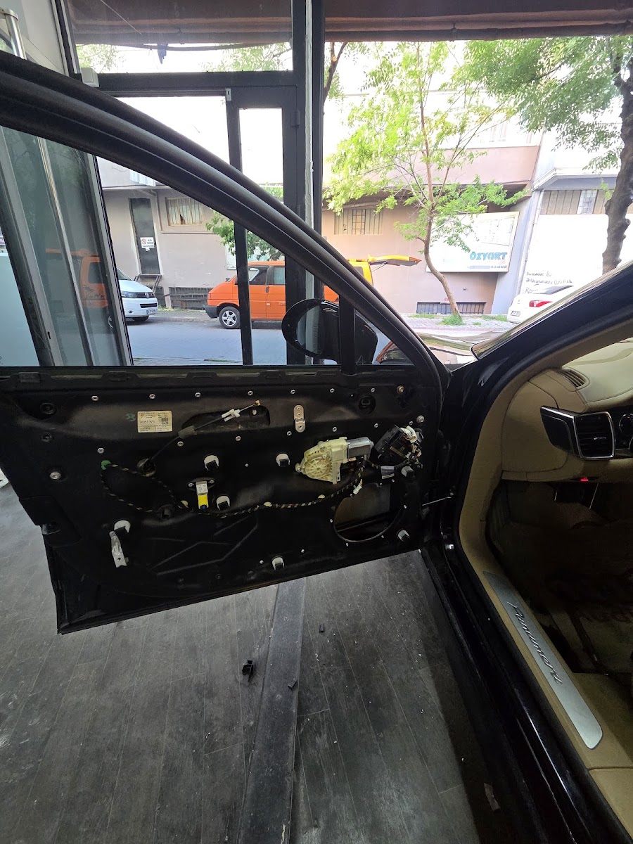 Kapı kartelası sökülmüş hâlde cam mekanizması — Ekinci Otomotiv, Gaziosmanpaşa İstanbul